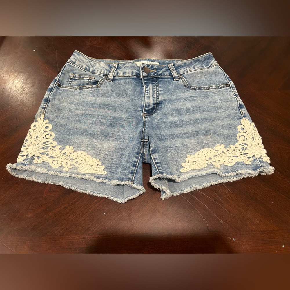 Women’s White Lace Trimmed Cut Off Denim Shorts Size 6